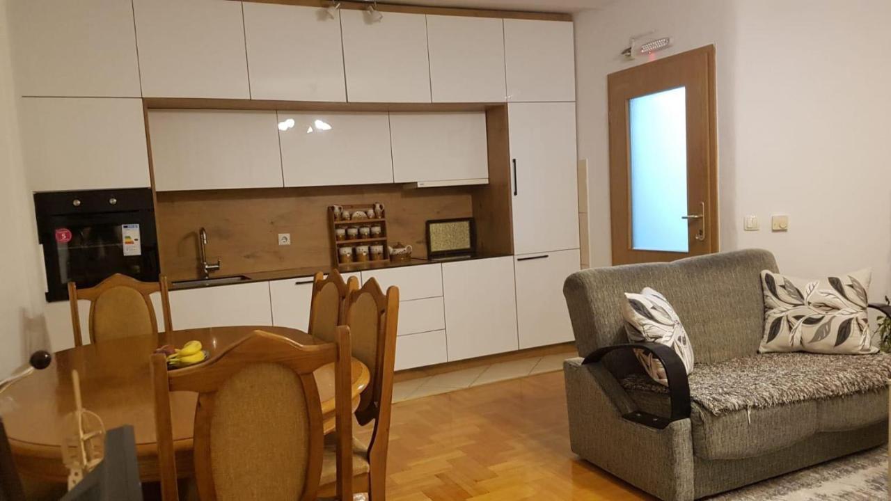 Redon Apartment 普里什蒂纳 外观 照片